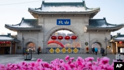 Cuatro profesores del Cornell College de Iowa, que enseñan en la Universidad Beihua, en el nordeste de China, fueron atacados en el parque público de Beishan. (Zhu Wanchang/CNS Photos via AP)