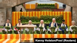 Líderes del G20, incluyendo al primer ministro de India, Narendra Modi, los presidentes de Brasil, Luiz Inácio Lula da Silva, y EEUU, Joe Biden, y el premier británico, Rishi Sunak, visitan el monumento a Mahatma Gandhi.