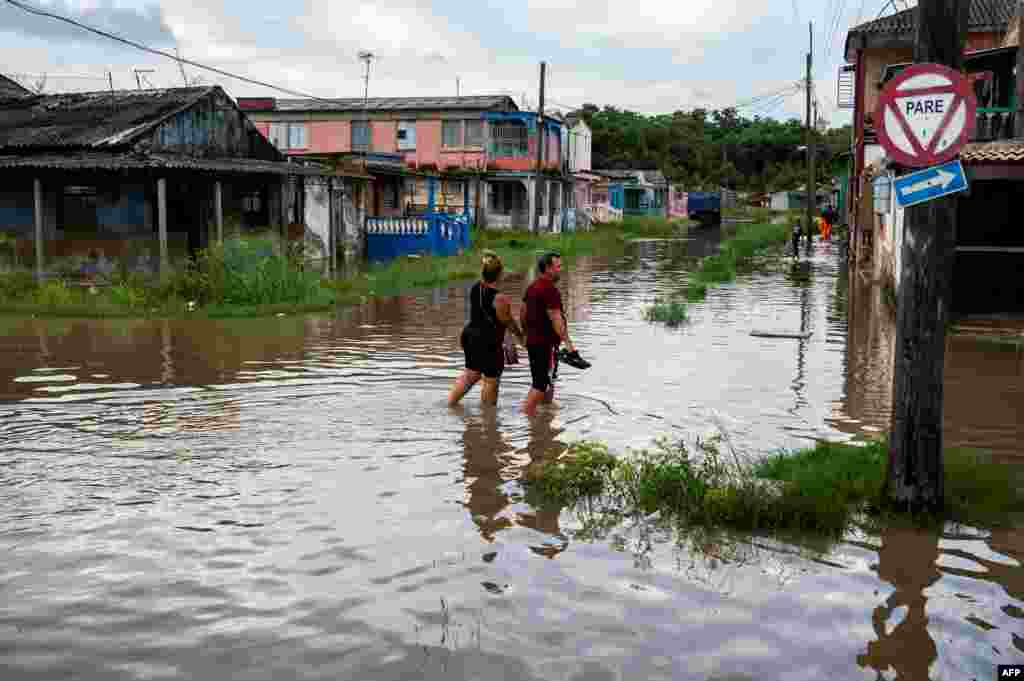 Inundaciones por lluvias de Idalia en Batabanó, Mayabeque. (Yamil LAGE/AFP)