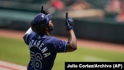 Randy Arozarena, del Tampa Bay Rays, celebra su jonrón en juego contra los Orioles de Baltimore, el 20 de mayo de 2021. (AP/Julio Cortez/Archivo)