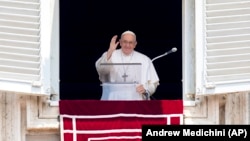 El papa Francisco entrega su bendición mientras recita el Ángelus desde la ventana de su estudio con vista a la Plaza de San Pedro, en el Vaticano, el domingo 18 de junio de 2023. (Foto AP/Andrew Medichini)