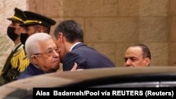 El presidente palestino, Mahmoud Abbas, da la bienvenida al primer ministro español, Pedro Sánchez, en Ramallah, el 23 de noviembre de 2023. (Alaa Badarneh/Pool vía REUTERS)