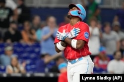 Jorge Soler, de los Marlins de Miami, anota con un jonrón durante la primera entrada de un partido de béisbol contra los Filis de Filadelfia, el sábado 8 de julio. (AP/Lynne Sladky)