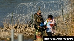 En mayo de 2024, la Patrulla Fronteriza registró más de 117.900 encuentros entre puertos de entrada a lo largo de la frontera suroeste / Foto-AP/Eric Gay (Archivo)