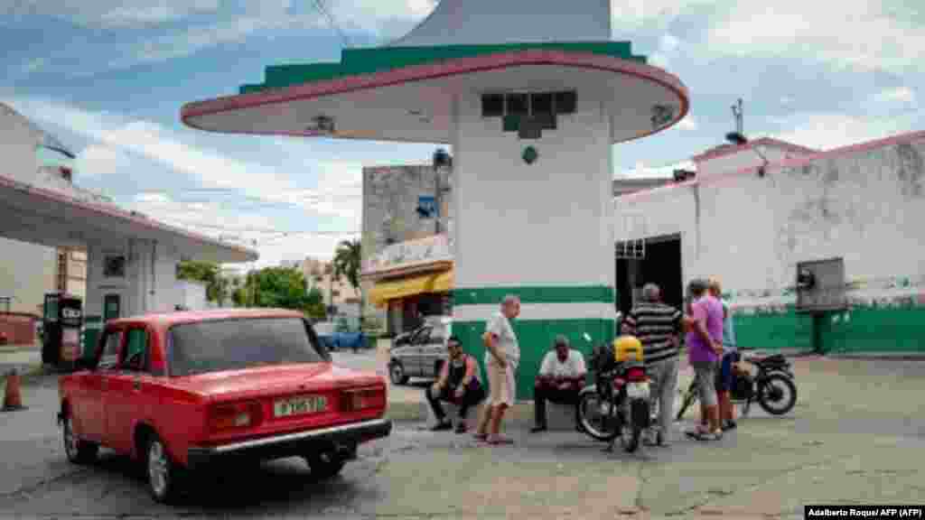 Personas esperan por combustible en una gasolinera de La Habana el 14 de abril de 2023. (Foto de ADALBERTO ROQUE / AFP)