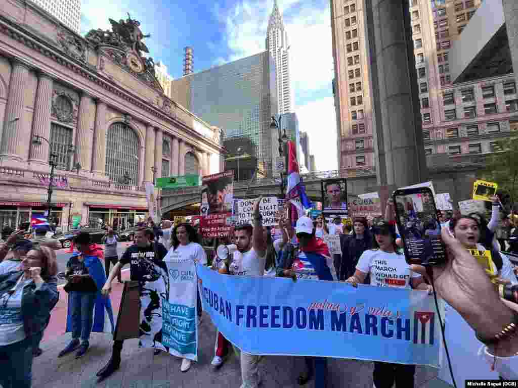 Exiliados cubanos marchan en Nueva York el 21 de septiembre de 2023.