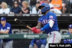 Adolis Garcia, de los Rangers de Texas, conecta un doblete contra los White Sox de Chicago, este martes, 20 de junio. (AP/Nam Y. Huh)