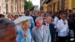 El entonces príncipe Carlos de Inglaterra y su esposa Camila en la primera visita oficial de la corona británica a Cuba.