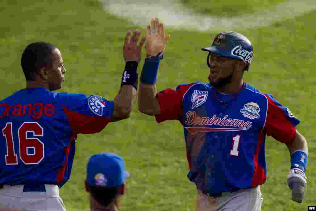 Emilio Bonifacio (d), de Tigres del Licey de República Dominicana, celebra una carrera hoy, lunes 3 de febrero de 2014, durante un partido contra Villa Clara de Cuba en el tercer día de la Serie del Caribe 2014, en el Estadio Nueva Esparta, en Margarita (Venezuela).