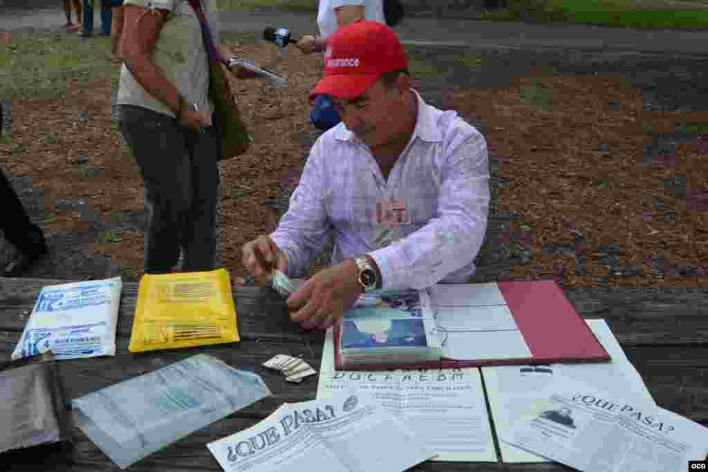 Los objetos, desplegados sobre una mesa del parque, ayudan a Pablo Ojeda a ilustrar las historias que cuenta a quien se siente a su lado en el banco para escucharle.