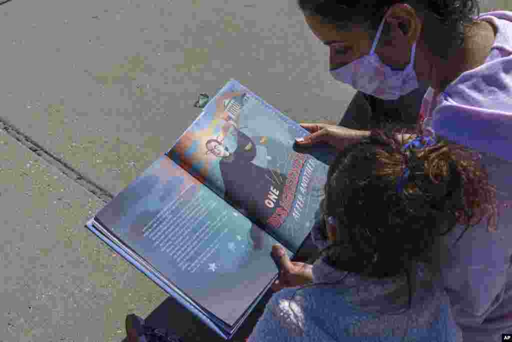 Madre e hija con libro sobre la fallecida jueza Ruth Ginsburg