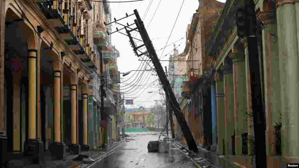 Un poste caído en la calle después del paso del huracán Ian por Pinar del Río, Cuba.