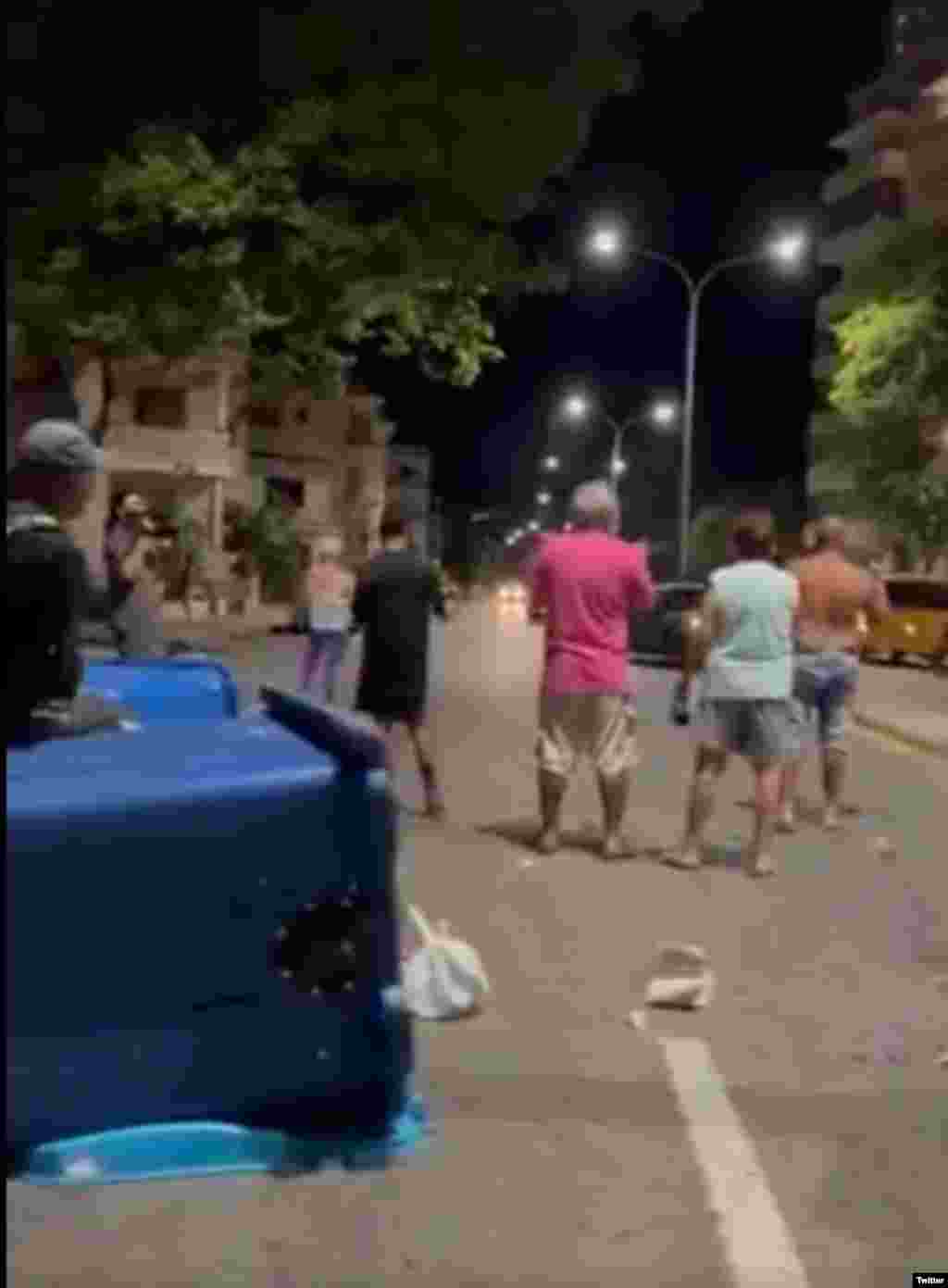 Vecinos protestan en la calle Línea, en El Vedado, el sábado 1ro de octubre. (Captura de video/@invntario)