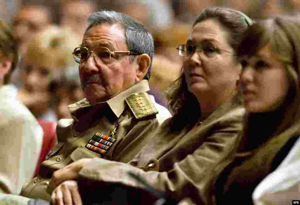 Raúl Castro (i), junto a su hija Deborah (c) y su nieta Vilma en una velada solemne en homenaje a Vilma Espín.