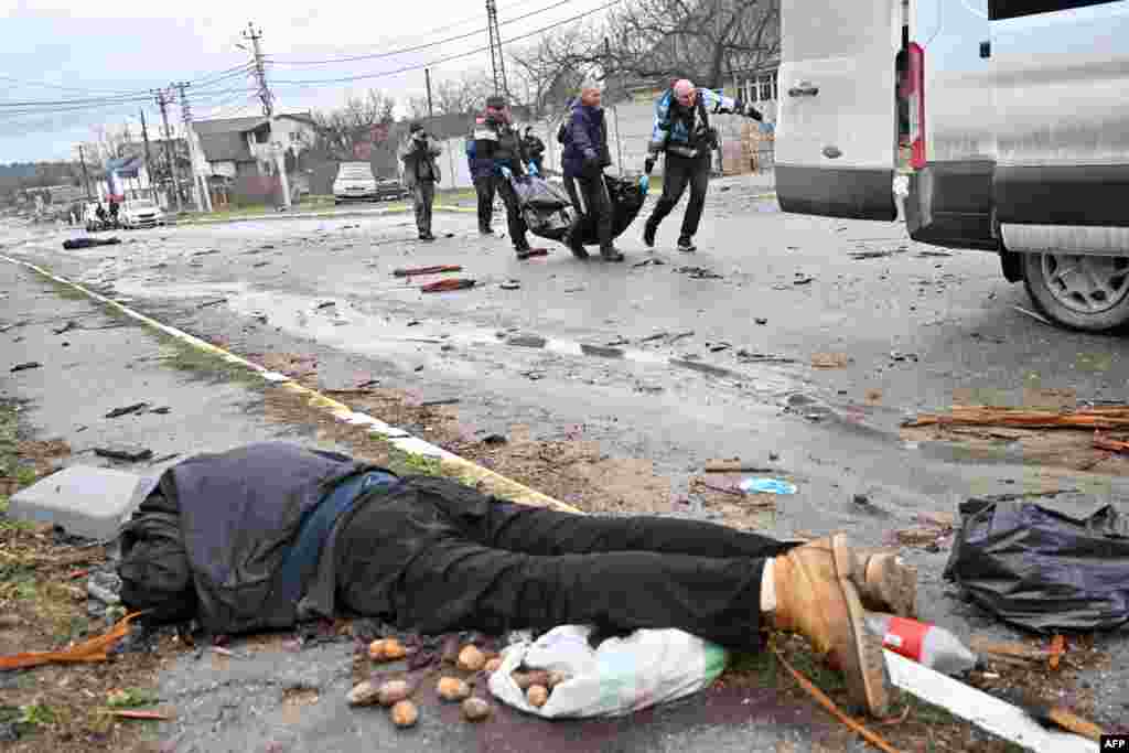 Recogida de cad&#225;veres en las calles de Bucha tras ser liberada de las tropas rusas. 