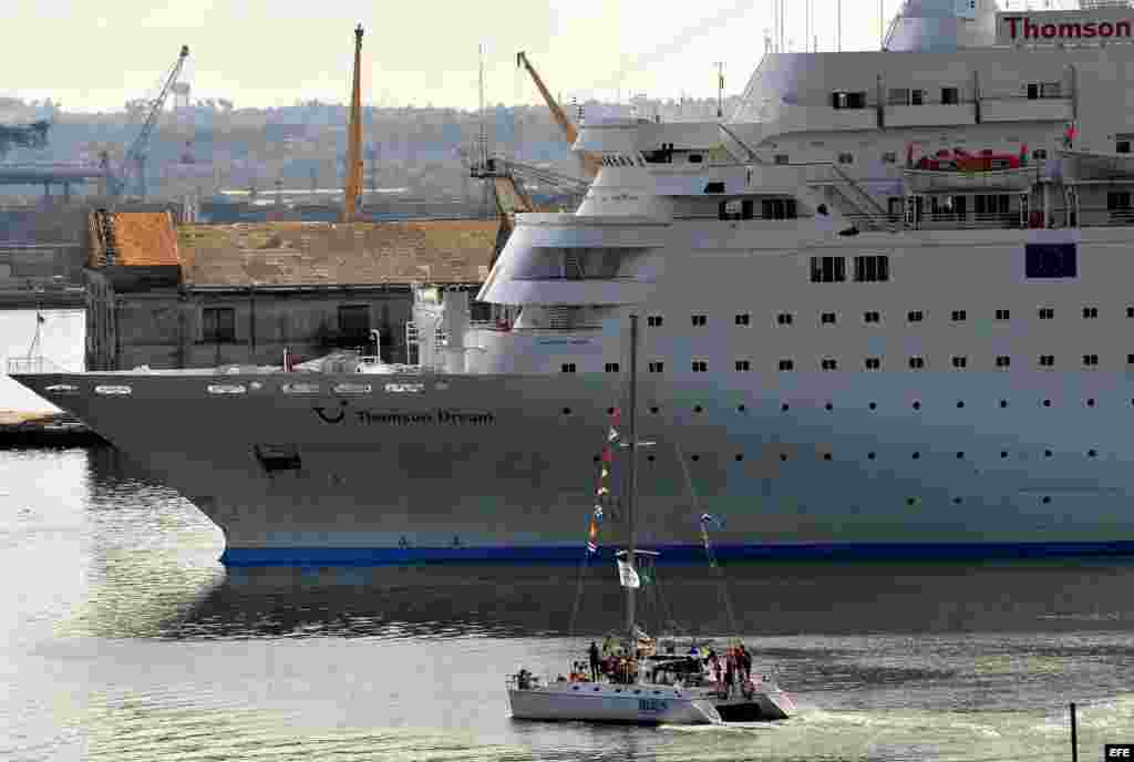 Un velero cubano navega cerca del crucero inglés Thomson Dream, en La Habana. EFE