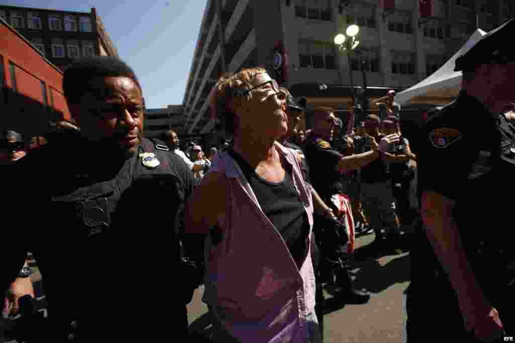 Un manifestante es detenido por la policía cerca a la entrada a Quicken Loans Arena, sitio donde se realiza la Convención Nacional Republicana.