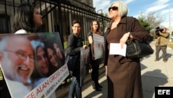 Archivo - Judy Gross (d), esposa del estadounidense Alan Gross, se manifiesta junto a una decena de activistas judíos frente a la Sección de Intereses de Cuba en Washington, D.C. 