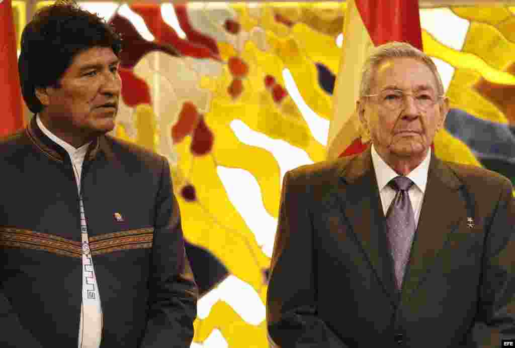 Raúl Castro y Evo Morales en la firma de un convenio marco para promover y desarrollar mecanismos y programas para la cooperación bilateral en diversas áreas de la economía, la salud, la educación y la cultura, en La Habana.