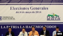 Los observadores internacionales (de izquierda a derecha), Manuel Carrillo, represenante del Instituto Nacional Electoral de México; Eugenio Chicas, representante del Tribunal Supremo Electoral de El Salvador; José Thompson, representante del Centro de Asesoría y Promoción Electoral (CAPEL); Mariano Rodríguez, representante de la Unión Interamericana de Organismos Electorales (UNIORE); y Sergio Donato, representante del Tribunal Electoral de Costa Rica, participan de rueda de prensa hoy, viernes 2 de mayo de 2014, en Ciudad de Panamá. Observadores electorales internacionales afirmaron hoy que esperan "resultados estrechos" en las elecciones generales del próximo domingo en el país, por lo que hicieron un llamado a la tolerancia y madurez entre los partidos políticos que participan en los comicios. 