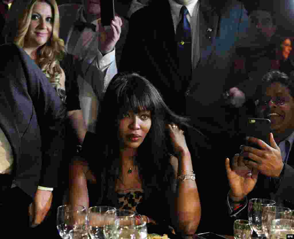 La modelo británica Naomi Campbell (c) asiste a la cena de gala que cerró el XVII Festival Internacional del Habano.