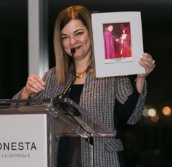 Barbara Lagoa con la foto de graduación de secundaria. /Cortesía FC