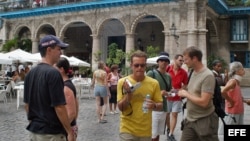 Un grupo de turistas caminan por las calles de la Habana Vieja