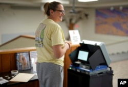 Una electora vota en un centro electoral en Iowa. (Foto/Bryon Houlgrave)