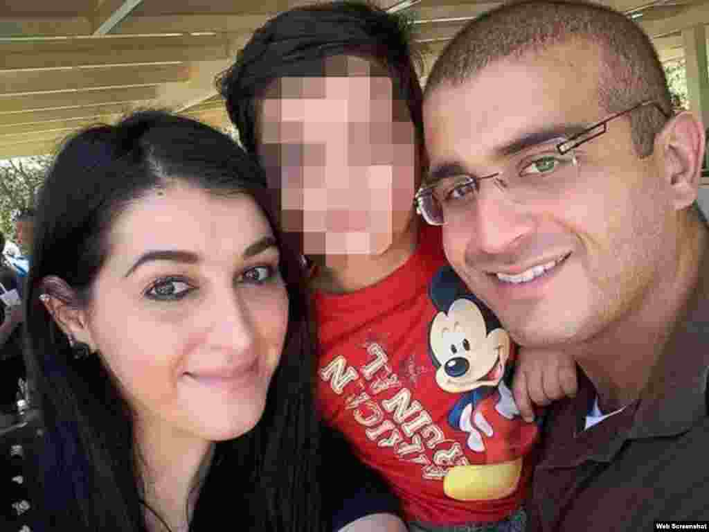 Omar Mateen junto a su esposa Noor Zahi Salman y su hijo, en una foto sin fecha publicada en Facebook. 