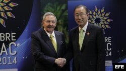 El gobernante cubano, Raúl Castro (i), y el secretario general de la ONU, Ban Ki Moon posaron para una fotografía el martes 28 de enero de 2014, en la inauguración de la II Cumbre de la Celac, en La Habana (Cuba).