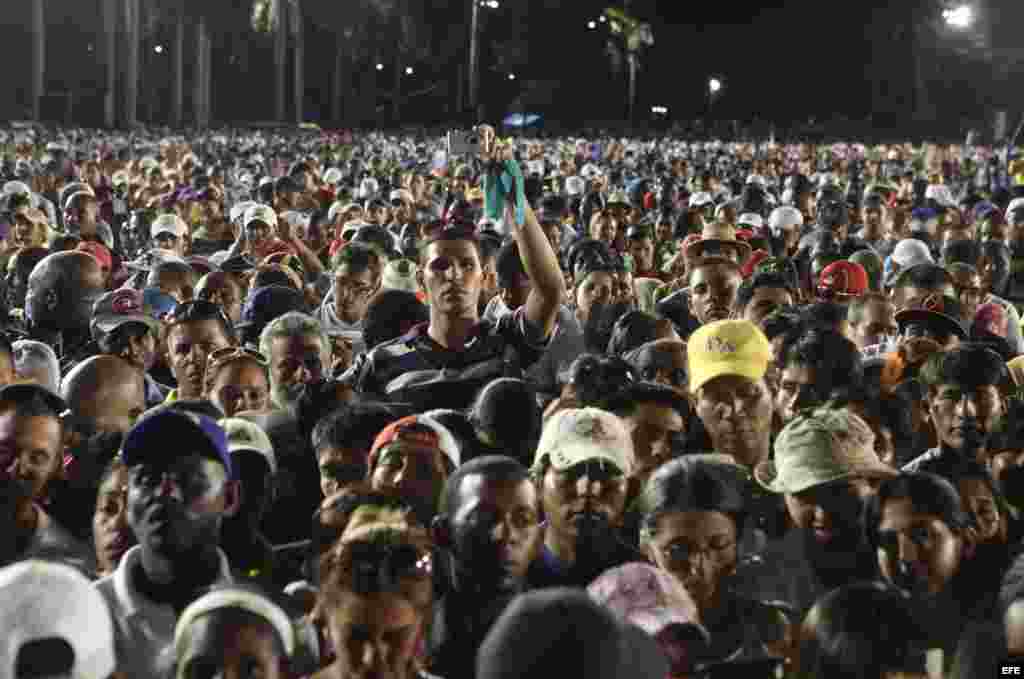 Miles asisten a la misa que ofreci&oacute; Benedicto XVI en la Plaza de la Revoluci&oacute;n Antonio Maceo, el lunes 26 de marzo de 2012, en de Santiago de Cuba.