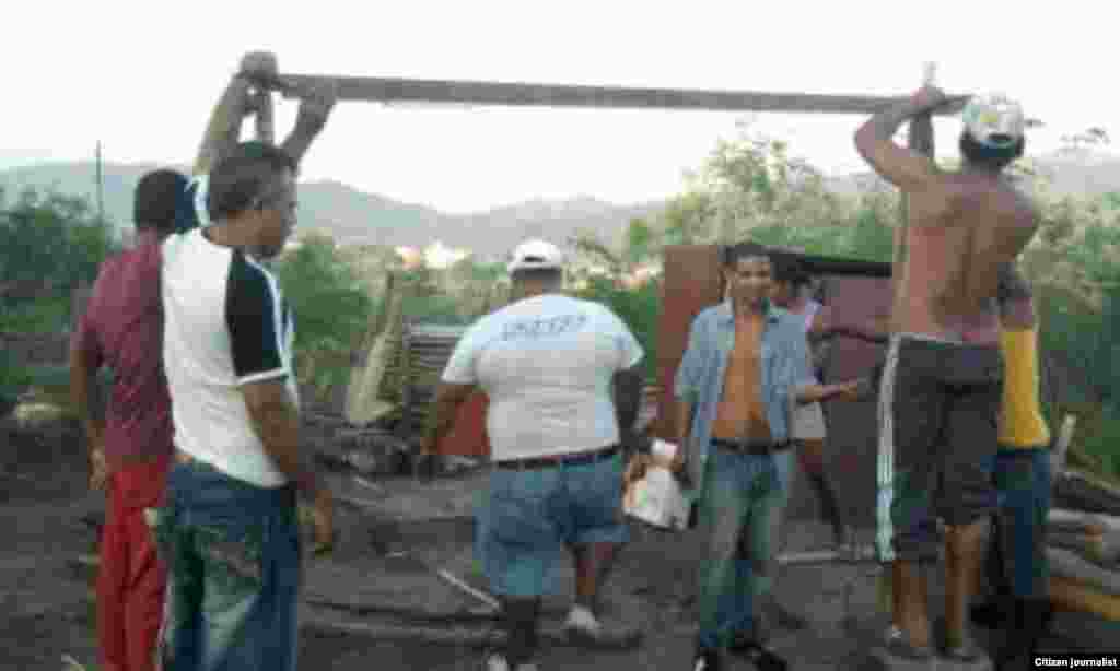 Ayudan a familias víctimas de demolición de casas Santiago de Cuba Foto cortesía Marcos Díaz y Ermis Carbonel&nbsp; para Reporta Cuba