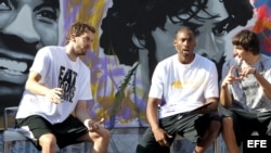 Los jugadores de Los Angeles Lakers, el pívot Pau Gasol (i) y el escolta Kobe Bryant (c), acompañados por el base del Regal Barcelona Ricky Rubio, durante el espectáculo de baloncesto "Shot Faster". 