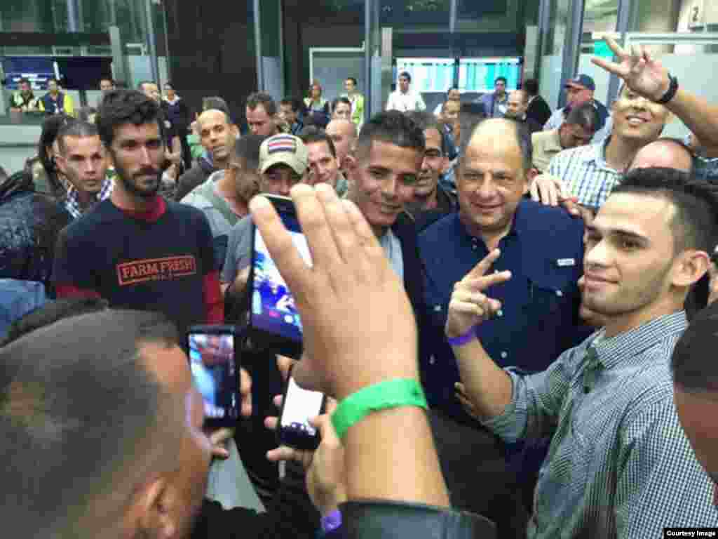 Solís con los cubanos antes de salir de Costa Rica. 