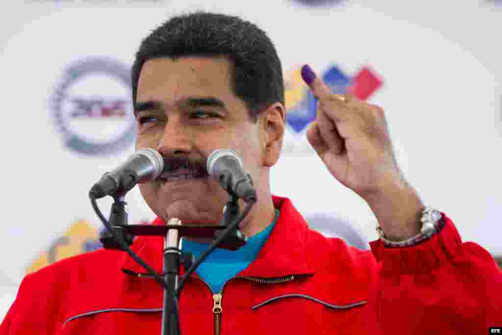 El presidente de Venezuela Nicolás Maduro muestra su dedo entintado después de votar hoy, domingo 6 de diciembre de 2015, en un centro de votación en la ciudad de Caracas.