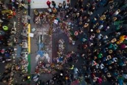 Una multitud se reúne junto al lugar donde George Floyd fue asesinado, en la Plaza George Floyd, tras el veredicto de culpabilidad en el juicio al expolicía de Minneapolis Derek Chauvin por la muerte de Floyd