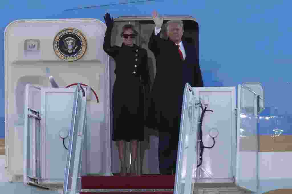 El presidente Donald Trump y la primera dama Melania Trump abordan el Air Force One en la Base Andrews de la Fuerza A&#233;rea. (AP/Luis M. Alvarez)