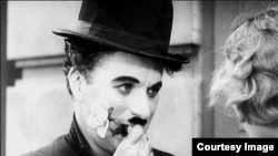 Charlot ante la florista en "Luces de la ciudad".