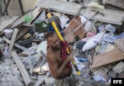 Un voluntario trabaja en las labores de rescate tras el terremoto en la localidad de Amatrice.