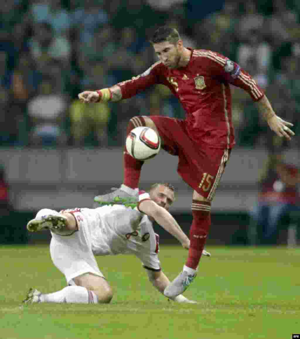 Sergio Ramos de la selección española pelea un balón con Sergei Kornilenko (L) de Belarus durante el encuentro clasificatorio para la Eurocopa 2016, que disputaron el domingo 14 de junio en el estadio Borisov Arena. Un día antes de volar a La Habana. &nbsp;