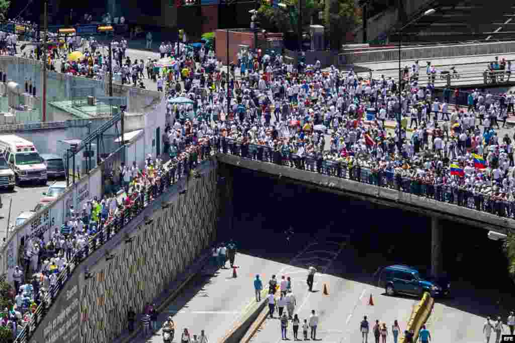 Miles de personas participan hoy, jueves 1 de septiembre de 2016, en una manifestación denominada &quot;Toma de Caracas&quot;,para pedir el referendo revocatorio.