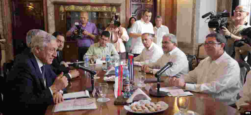 El ministro de Relaciones Exteriores de Cuba Bruno Rodríguez (d) conversa con su homologo de Chile Heraldo Muñoz (i) hoy, jueves 3 de septiembre de 2015, durante una reunión en el sede del ministerio en La Habana (Cuba).