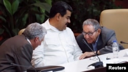 De izq. a der. Miguel Díaz-Canel, Nicolás Maduro y Raúl Castro. REUTERS/Stringer