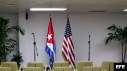 Banderas de Cuba y Estados Unidos 