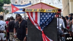 Un bicitaxi con la bandera estadounidense en una calle de La Habana. (Archivo/Yamil Lage/AFP)