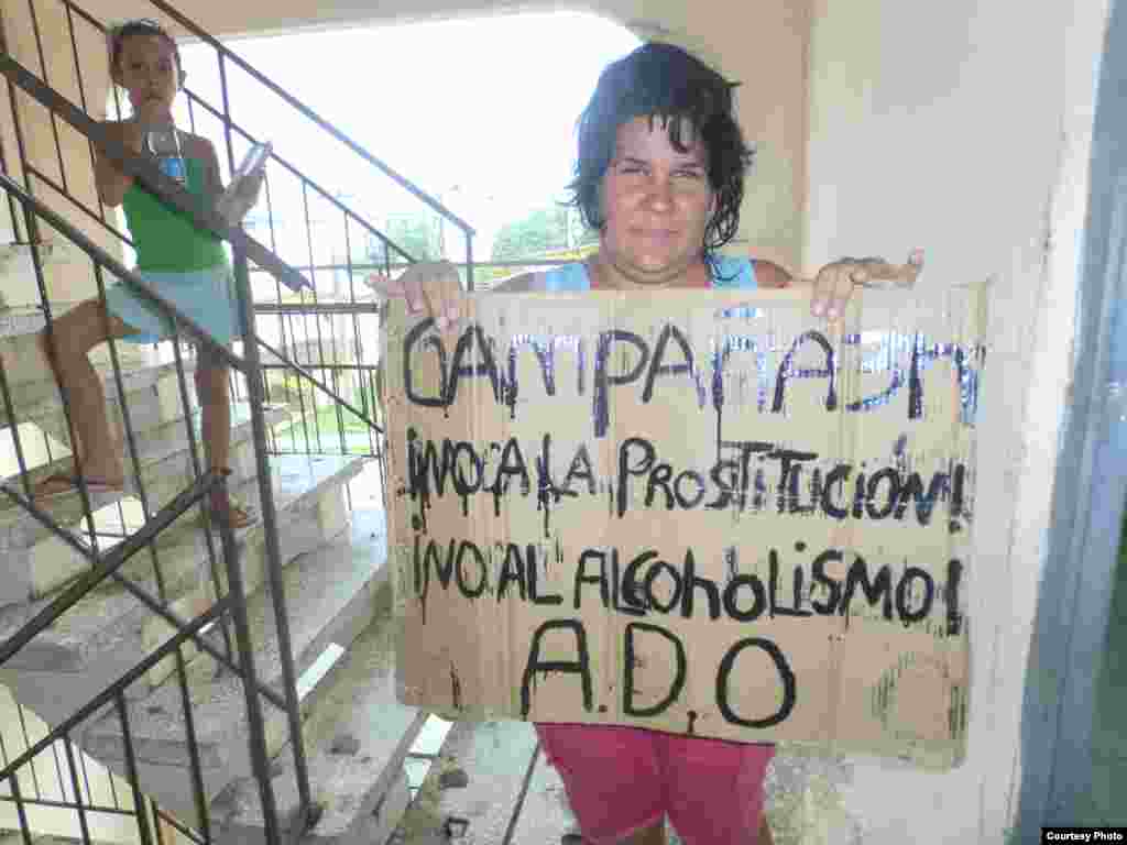 Mujeres de varias edades apoyando la Campaña 3N