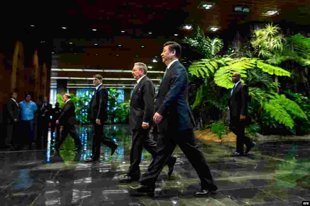 Raúl Castro (c-i) y Xi Jinping (c-d), en la ceremonia de condecoración con la orden José Martí al mandatario asiático, en el Palacio de la Revolución de La Habana (Cuba).