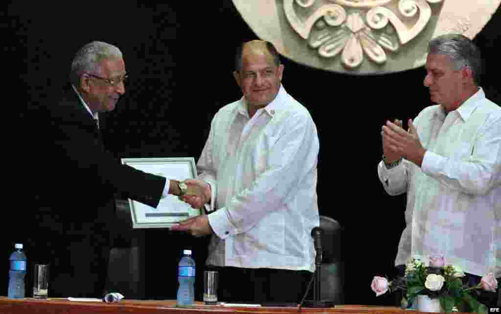  Luis Guillermo Solís (c) recibe la condición de académico correspondiente extranjero de la Academia de la Historia de Cuba.