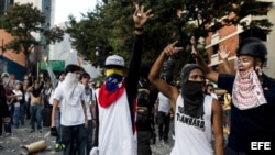 Un grupo de personas participa en manifestaciones en la Plaza Altamira