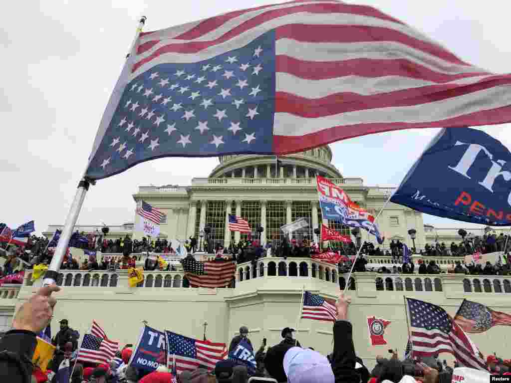 Miles de partidarios del presidente Donald Trump entraron en el Capitolio el 6 de enero de 202.